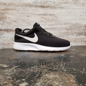 nike tanjun 8126
